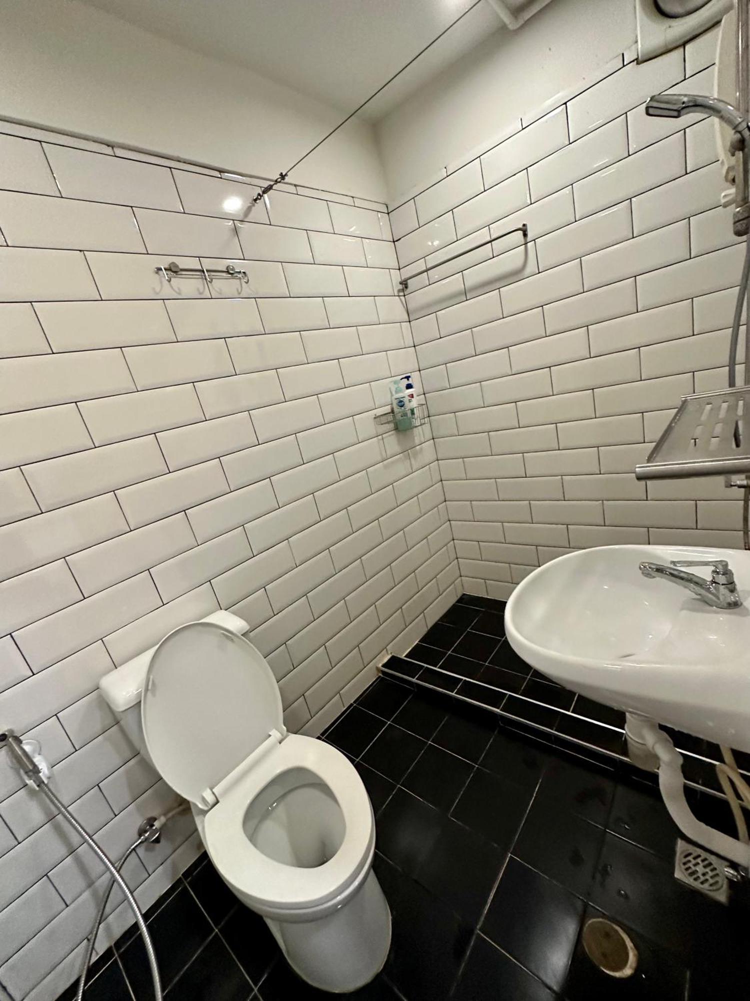 The Cute Silom Hostel Бангкок Екстер'єр фото