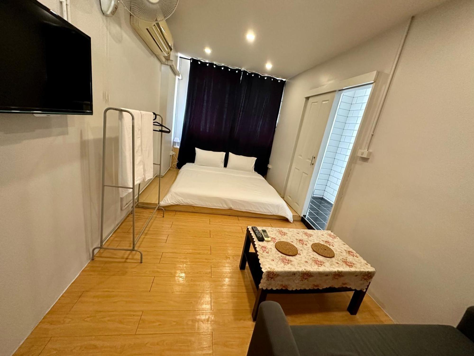 The Cute Silom Hostel Бангкок Екстер'єр фото